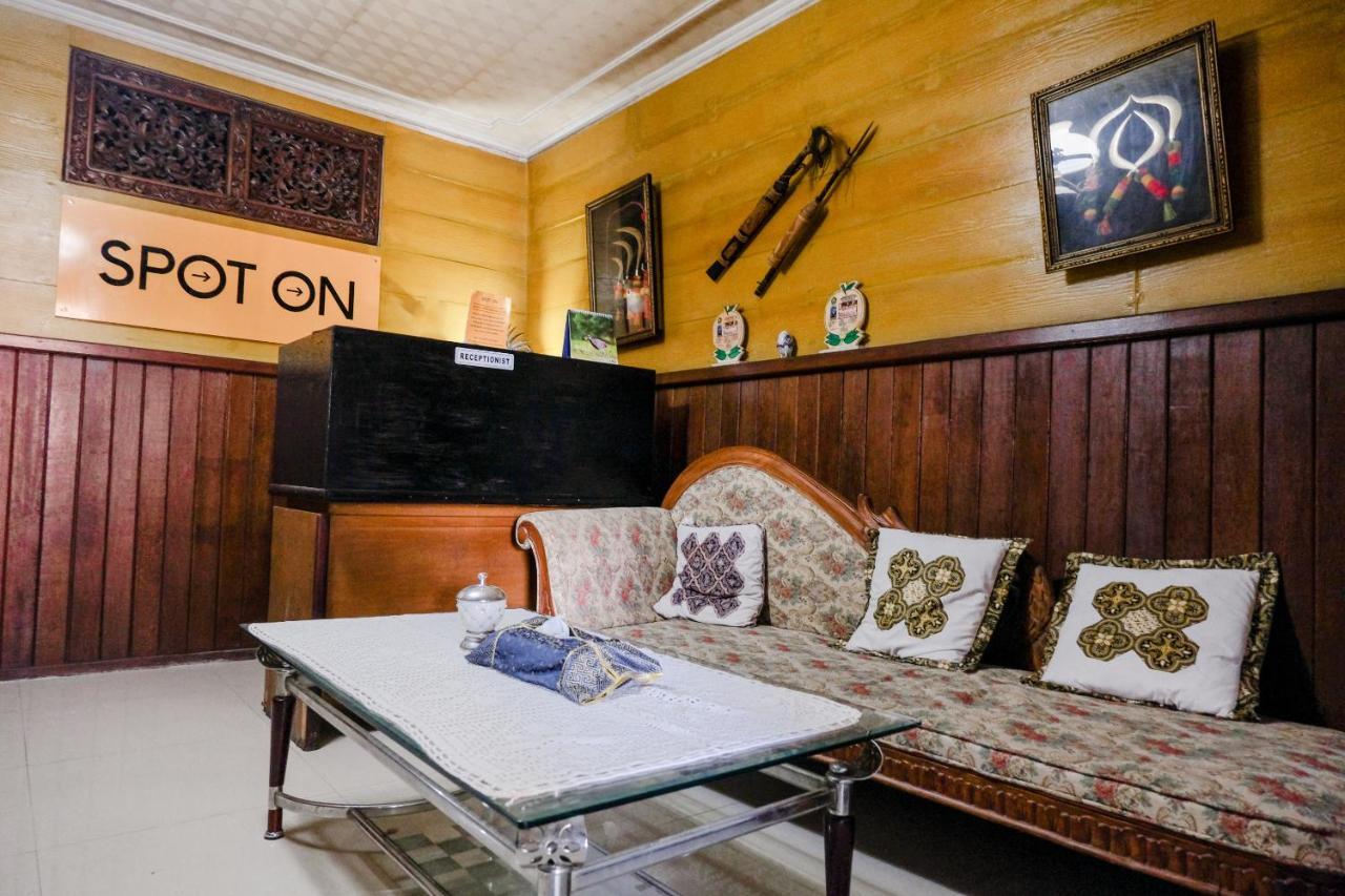 Spot On 2271 Nabila O Family 2* Malang